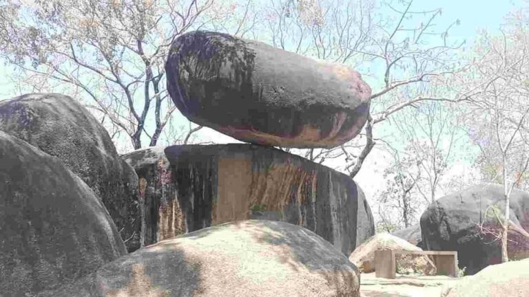 Balancing-Rock